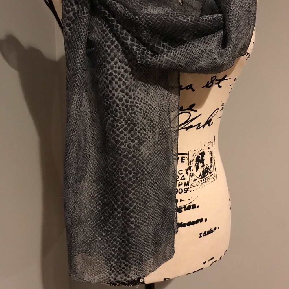 Morgan Taylor Python (?) Scarf - Picture 2 of 14